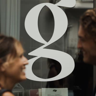 grätzlhotel Logo in Fensterspiegelung