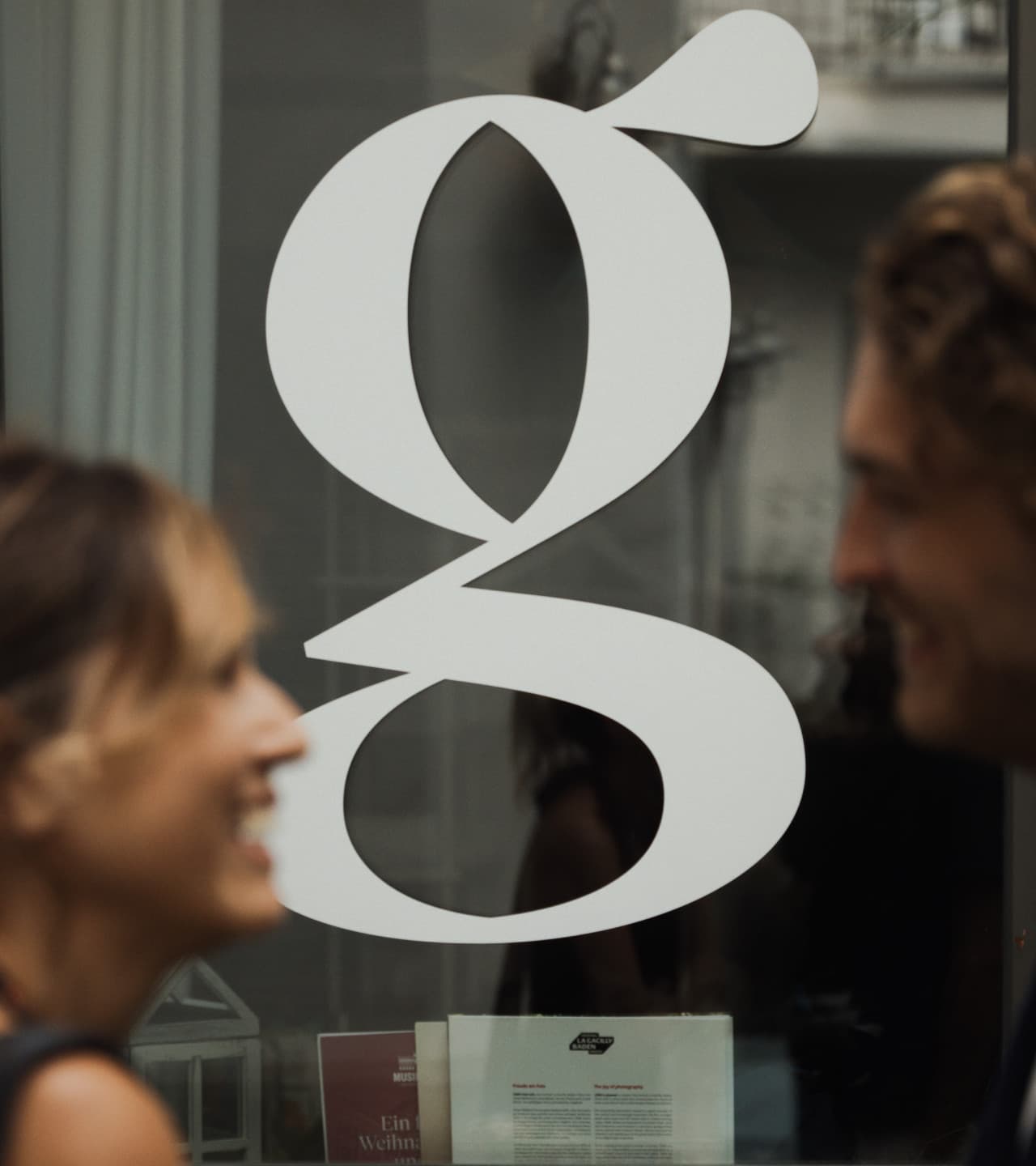 grätzlhotel Logo in Fensterspiegelung