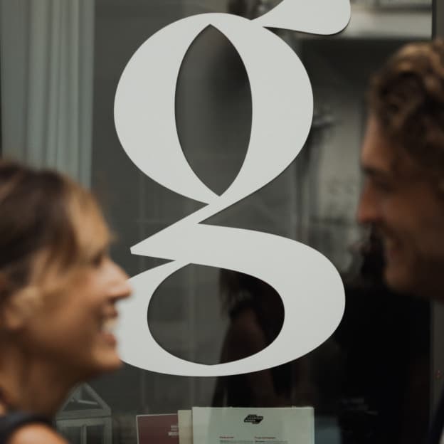 grätzlhotel Logo in Fensterspiegelung